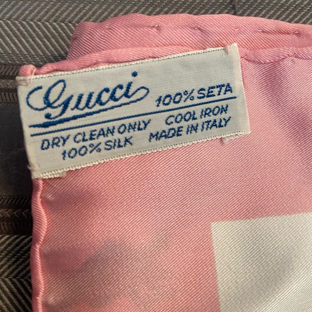 Authentic Gucci Vintage Iconic Flora Silk Square Scarf - Picture 13 of 14